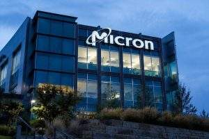 Micron Shares Top $900 as Apple, Samsung Highlight Widening Memory Supply Strain