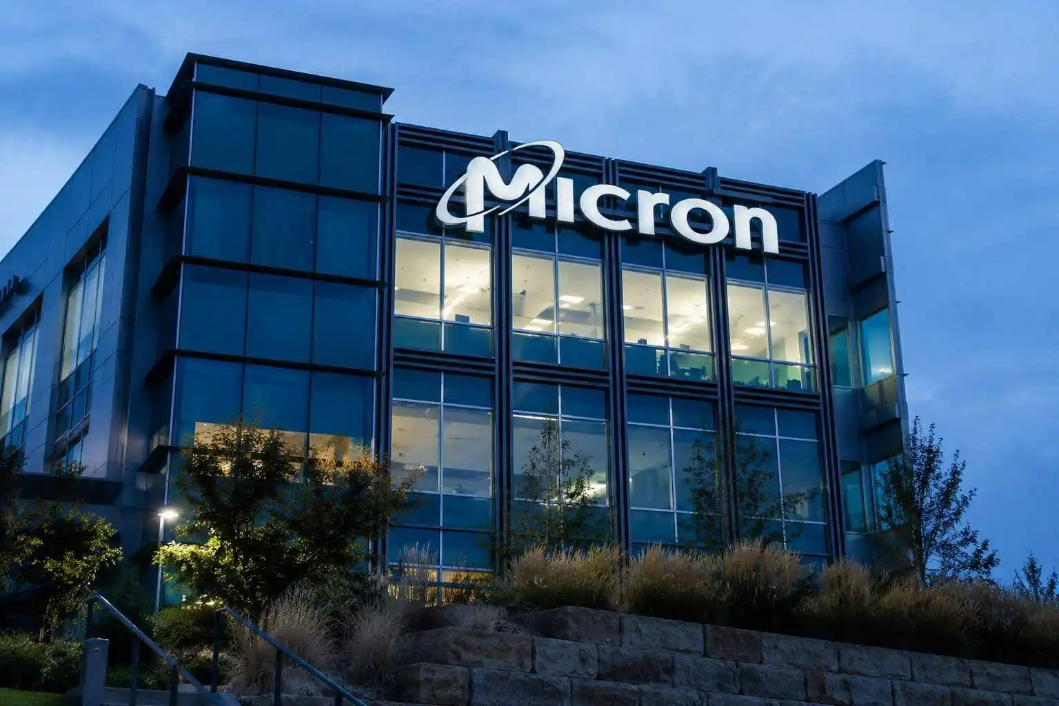 L&rsquo;action Micron dépasse 900 $ alors qu&rsquo;Apple et Samsung soulignent l&rsquo;aggravation de la pénurie de mémoire