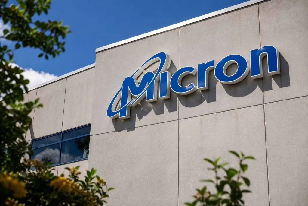 Micron (NASDAQ:MU) shares rise 10% as outlook signals 7.7-times run-rate multiple (The Wall Street Journal)