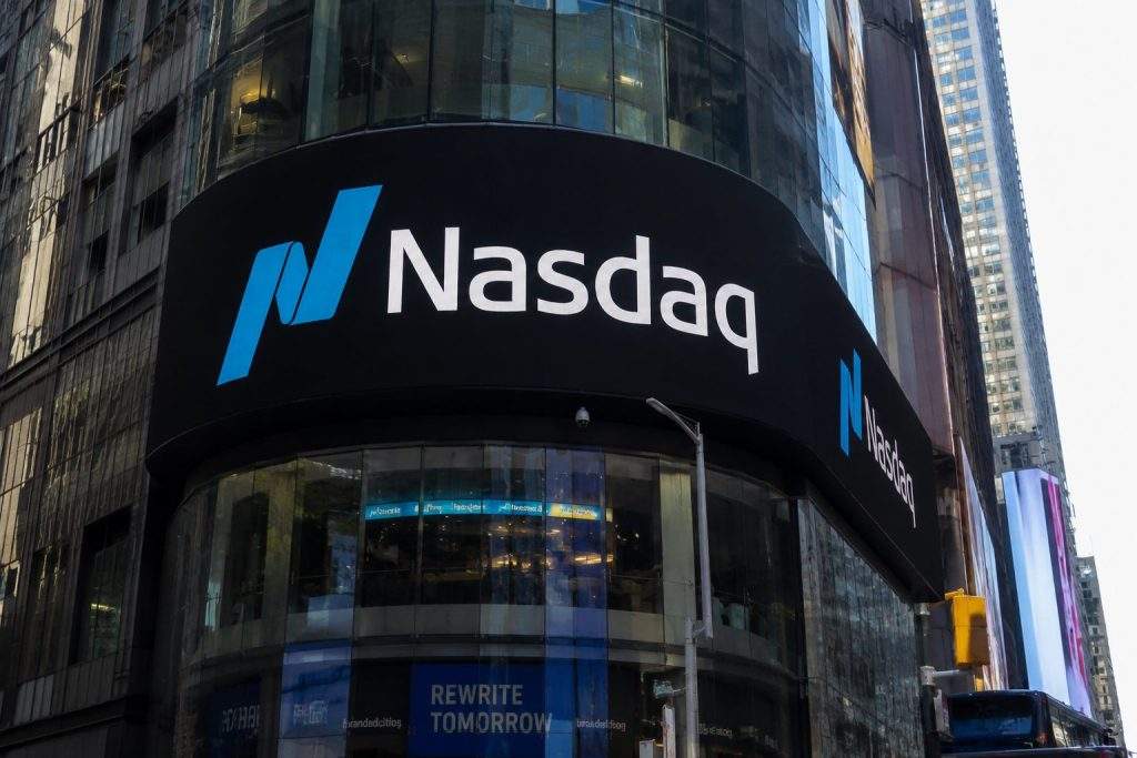 Amazon.com (NASDAQ:AMZN) Cloud Profit Lift Pushes Nasdaq Futures Higher, Redefining Wall Street’s AI Benchmark