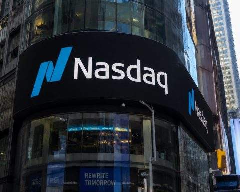 Amazon.com (NASDAQ:AMZN) Cloud Profit Lift Pushes Nasdaq Futures Higher, Redefining Wall Street’s AI Benchmark