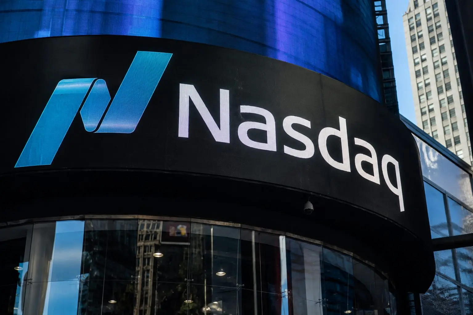 Nasdaq climbs as AI trading contracts offset Dow weakness