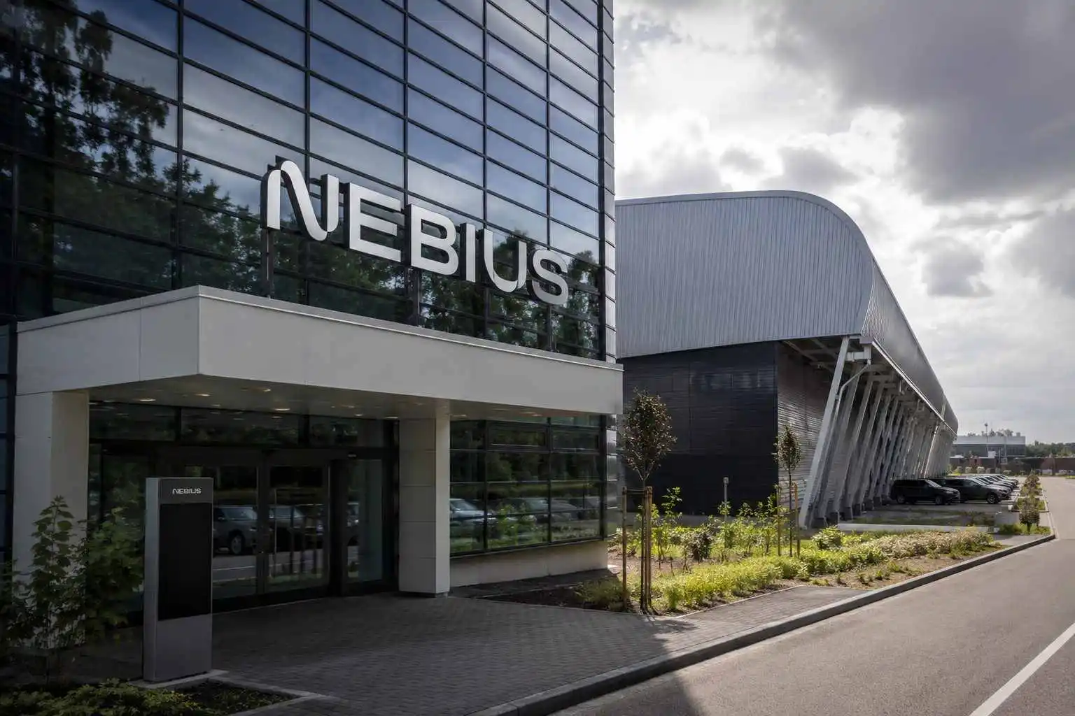 Nebius Group (NASDAQ:NBIS) slides as neocloud contract bump gets tested