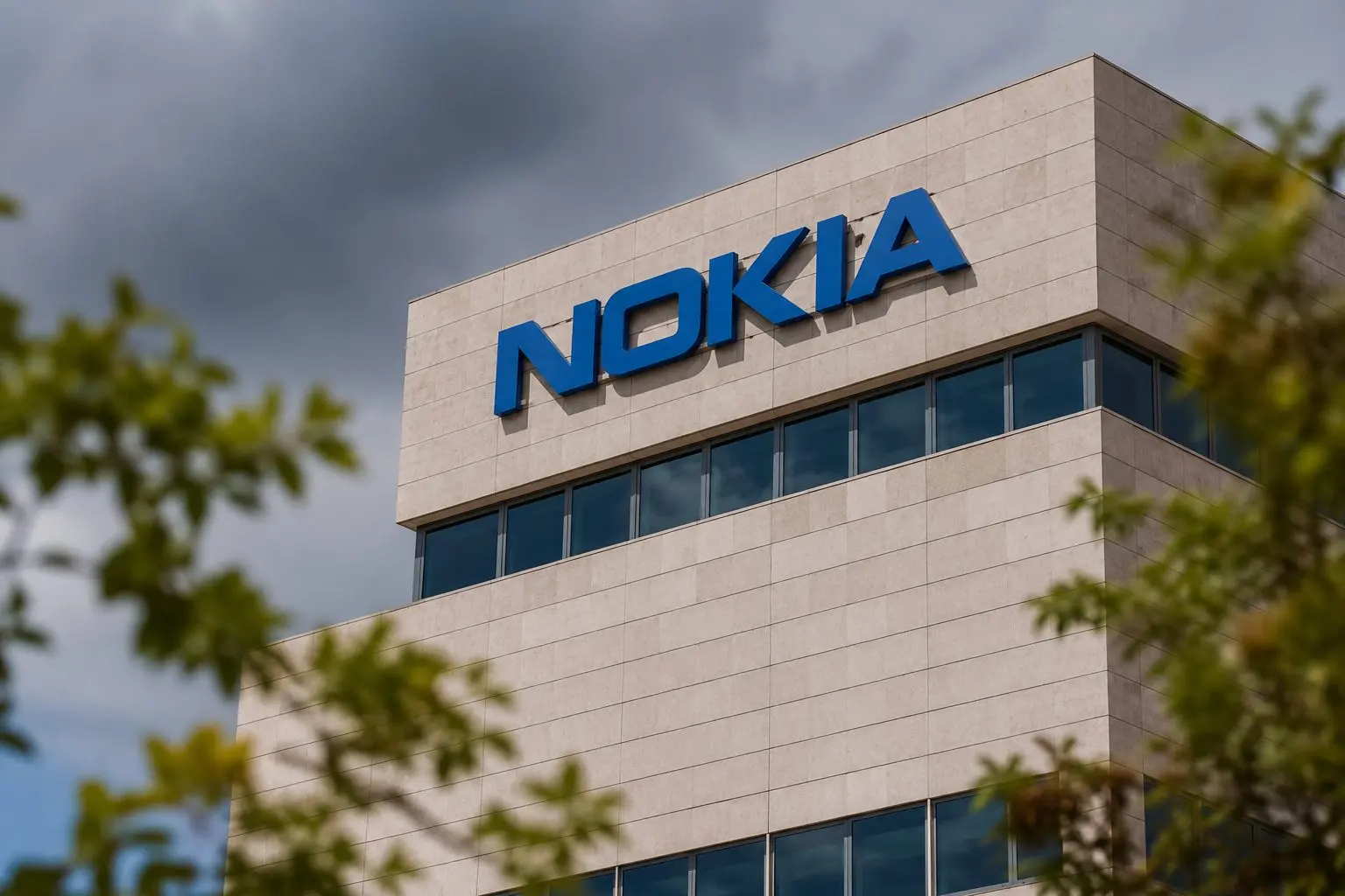 Nokia Oyj (HEL:NOKIA) Shares Fall as €2.8 Billion in AI Orders Raise Cash-Flow Concerns