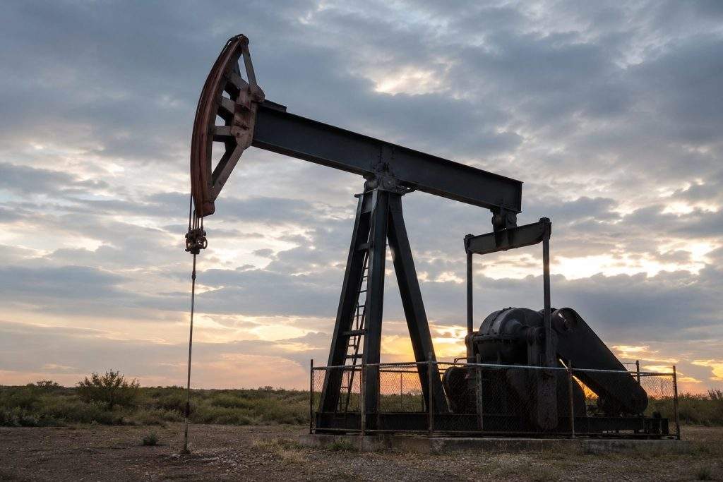 Oil Approaches $90 Amid Heightened Hormuz Tensions, U.S. Inventory Data Mixed