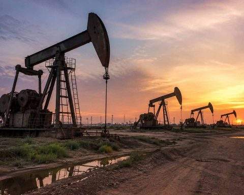 Brent Surges Over 20% in July; Hormuz Concerns Widen Price Gap