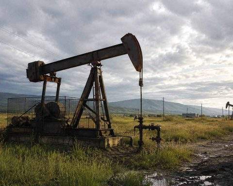 S&P 500 Sees Modest Gain Despite Oil’s 7.5% Drop Amid Ongoing Fed Rate Concerns