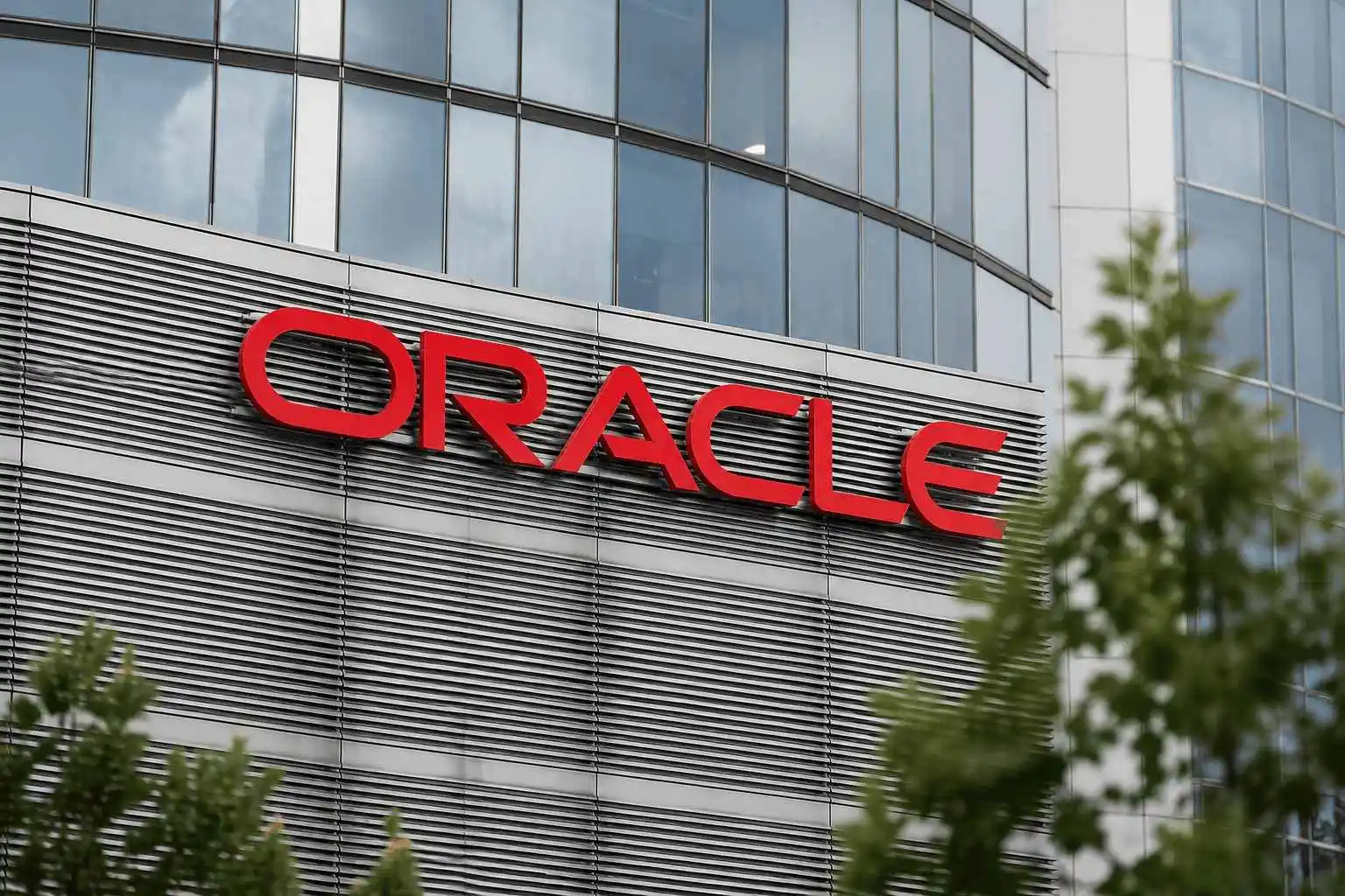Oracle Stock Continues Recovery as $260 Billion AI Leasing Commitments Challenge Credit
