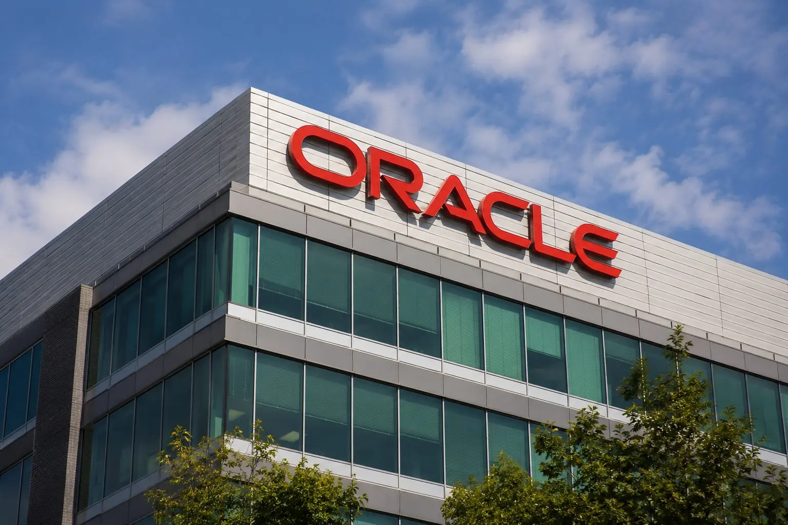 Oracle (NYSE:ORCL) stock looks for footing after AI backlog tops market value