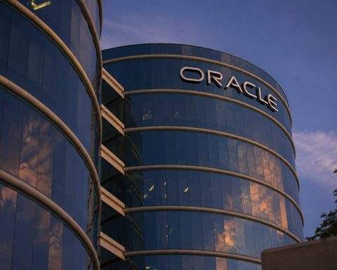Oracle (NYSE:ORCL) Shares Drop 63%, Increasing Dilution from $20 Billion AI Funding Proposal