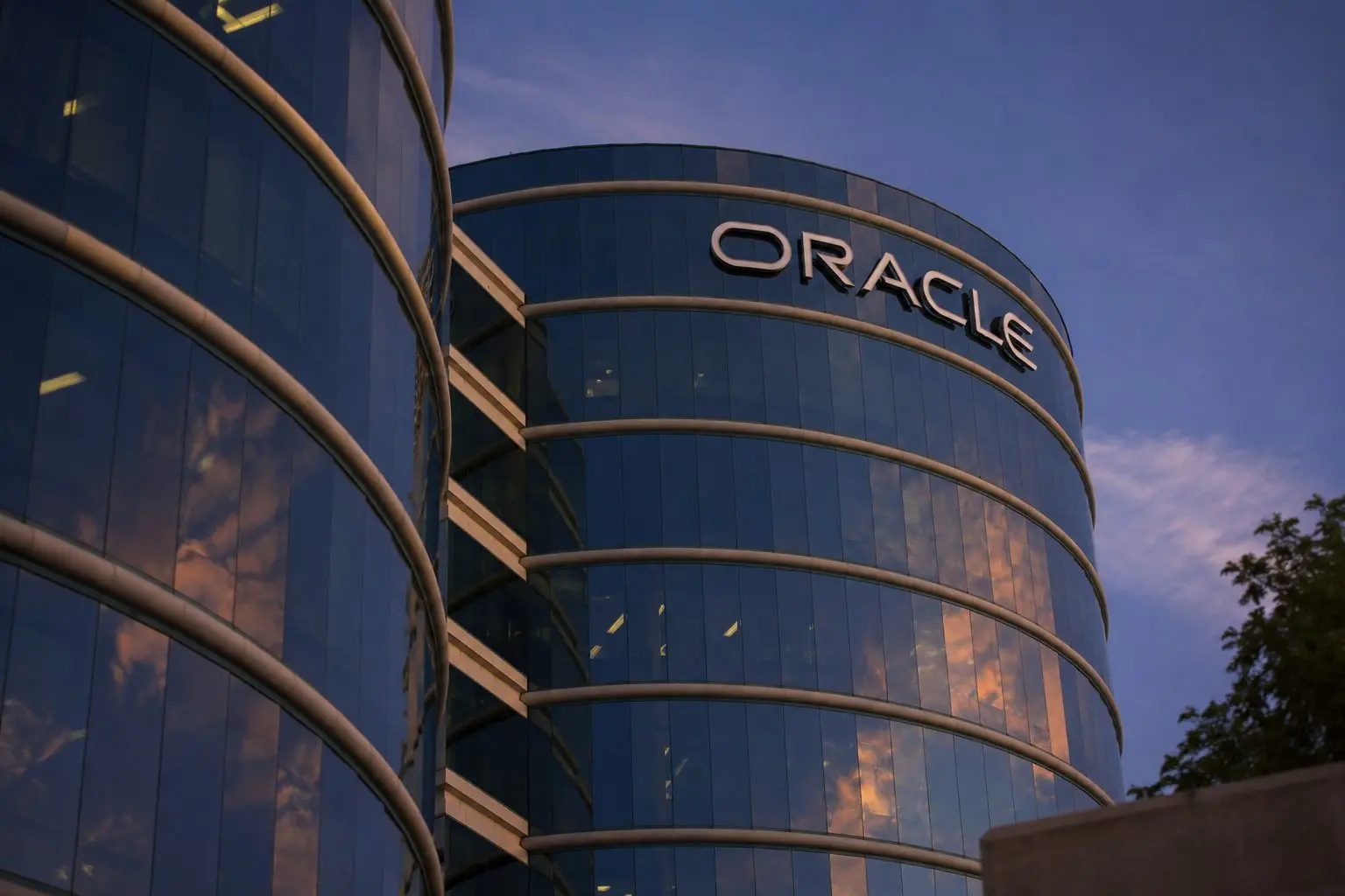 Oracle (NYSE:ORCL) Shares Drop 63%, Increasing Dilution from $20 Billion AI Funding Proposal