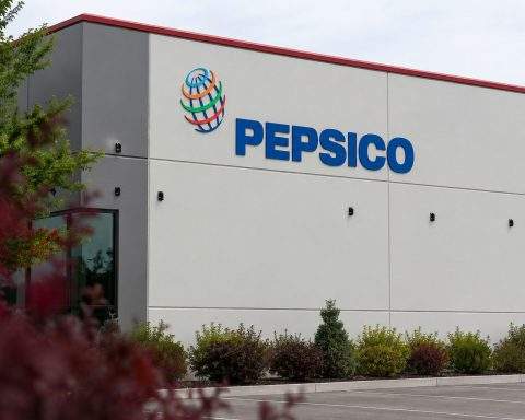 PepsiCo (NASDAQ:PEP) Stock Holds Flat as Overseas Profit Offsets U.S. Weakness