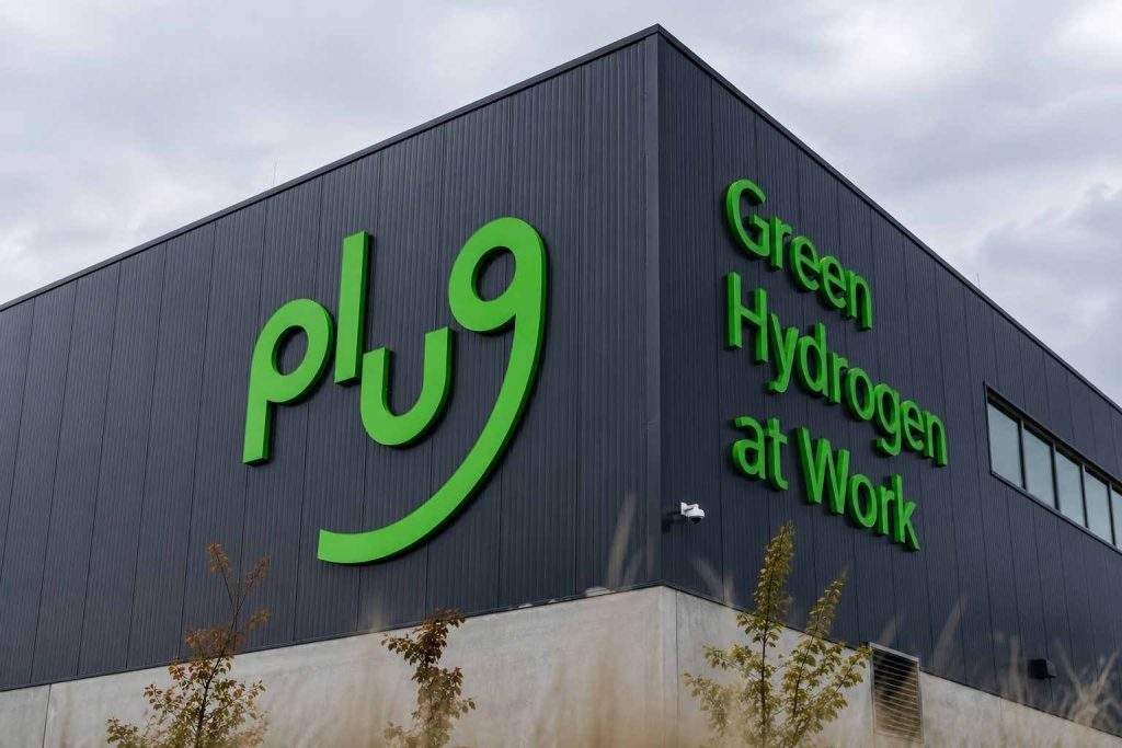 Plug Power (NASDAQ:PLUG) slides as $142 mln asset sale outlook drags on cash outlook