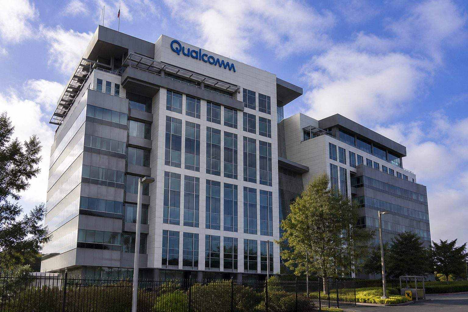 Qualcomm (NASDAQ:QCOM) Aktien fallen, da Schwäche im Handygeschäft Expansionsstrategie herausfordert