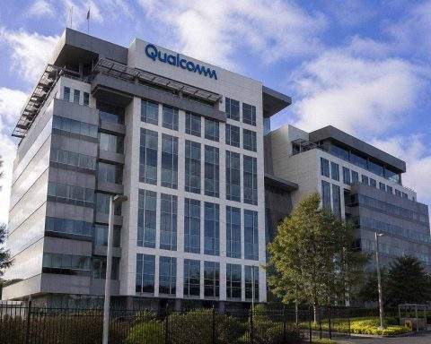 Qualcomm (NASDAQ:QCOM) Shares Drop After Profit Outlook Reveals Margin Pressures