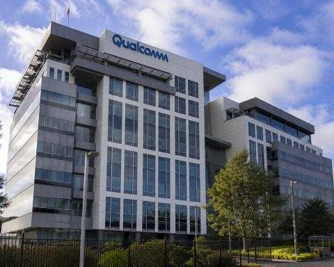 Qualcomm (NASDAQ:QCOM) Shares Fall as Handset Weakness Challenges Expansion Strategy