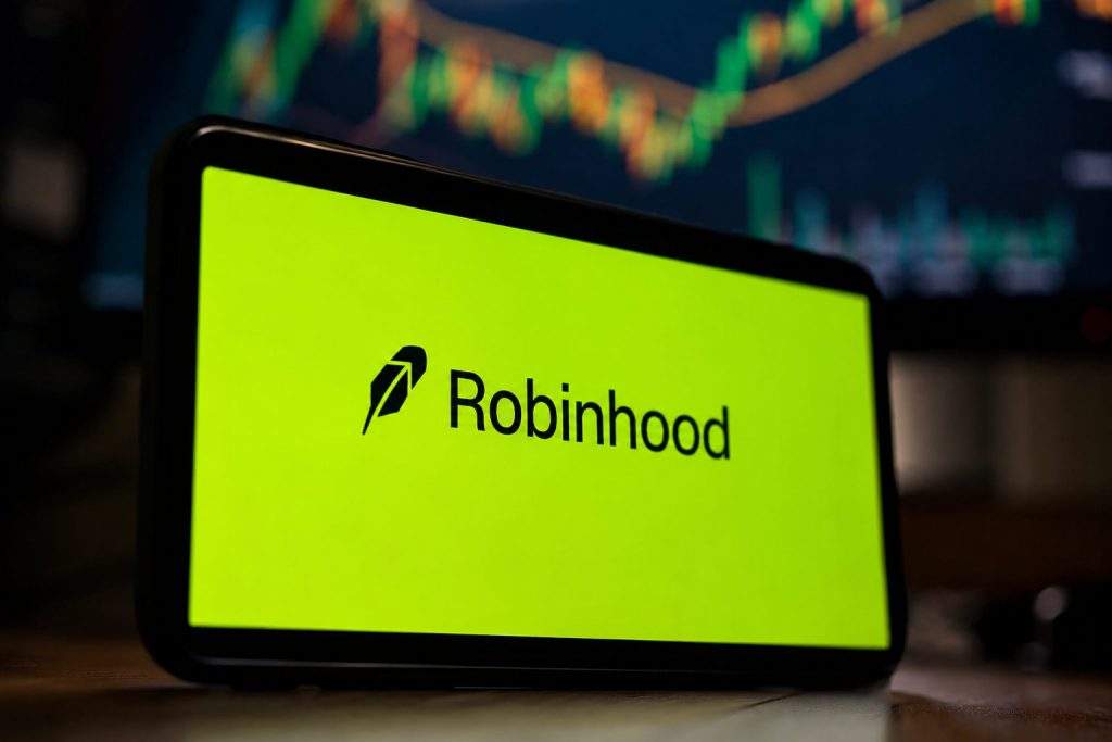 Robinhood (NASDAQ:HOOD) gains on $1.7 billion outlook while SpaceX (NASDAQ:SPCX) falls