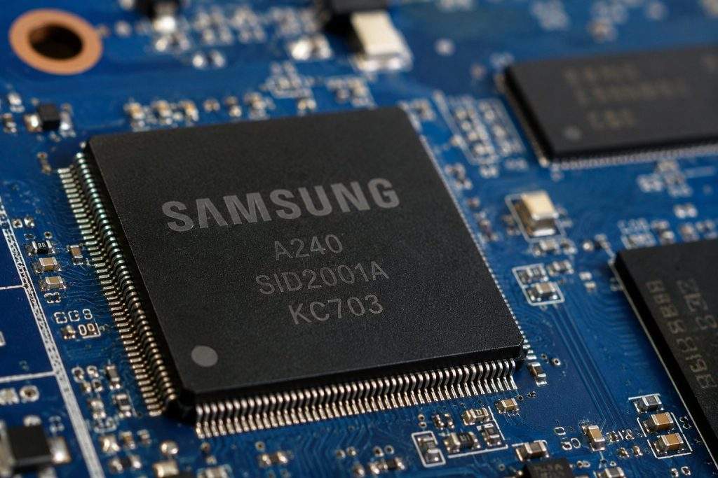 Samsung Electronics (KRX:005930) Slides 13% as Broadcom (NASDAQ:AVGO) Pact Skews Toward Memory