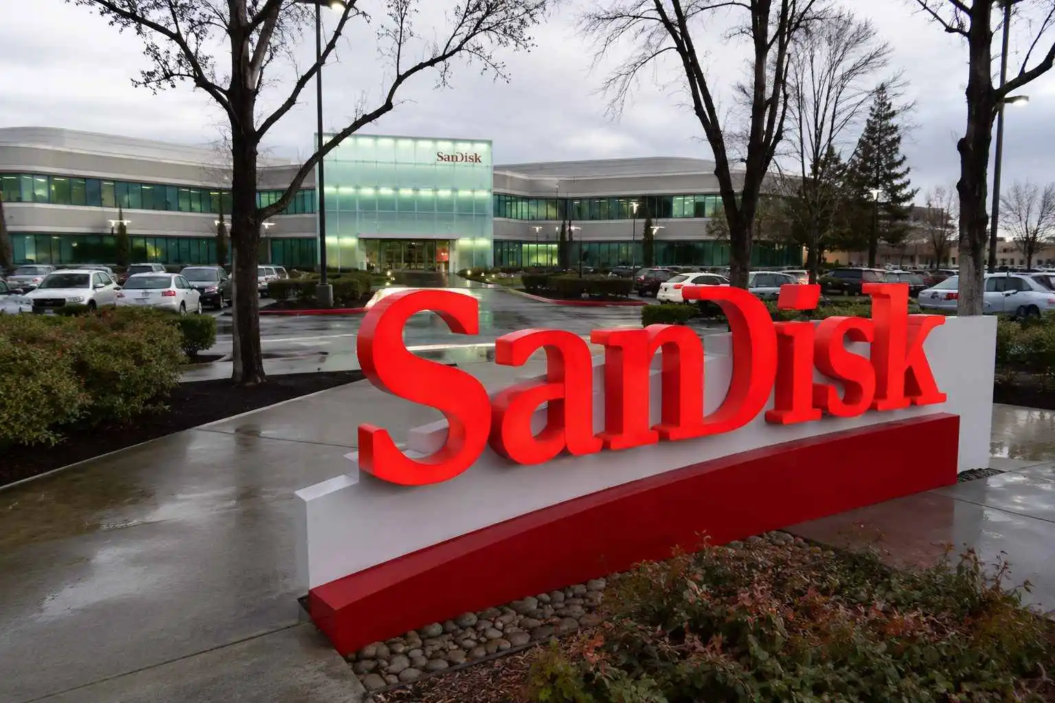 SanDisk (NASDAQ:SNDK) Drops 11% as Earnings Results Prompt Debate on Cycle Highs