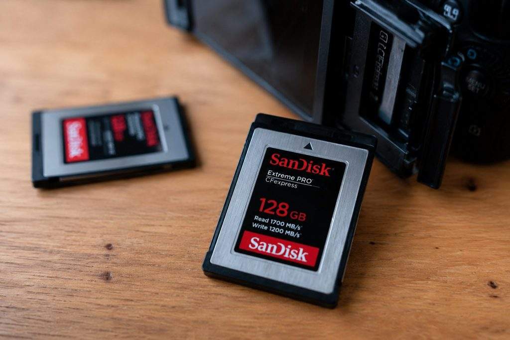 Sandisk (NASDAQ:SNDK) shares slide as memory bull cash-flow hopes tested
