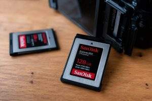 Sandisk (NASDAQ:SNDK) shares slide as memory bull cash-flow hopes tested
