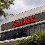 SanDisk (NASDAQ:SNDK) Stock Falls 29% in a Week, but Its Earnings Bar Stays High