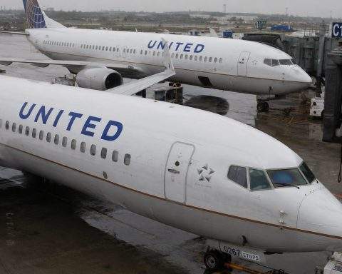 United Airlines (NASDAQ:UAL) faces disruption as SFO flight delays hit hard
