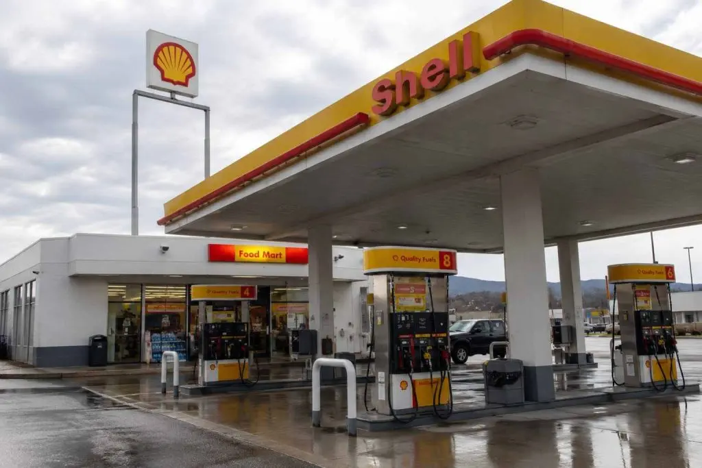 Shell (LON:SHEL) falls after trading set to account for about half of anticipated Q2 profit rise