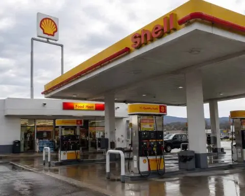 Shell (LON:SHEL) falls after trading set to account for about half of anticipated Q2 profit rise