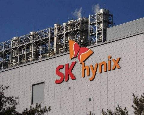 SK hynix Inc. (KRX:000660; NASDAQ:SKHY) bounce props up KOSPI but U.S. premium points to $246 bln gap
