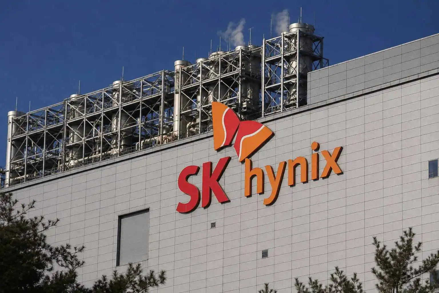 SK hynix Inc. (KRX:000660; NASDAQ:SKHY) bounce props up KOSPI but U.S. premium points to $246 bln gap