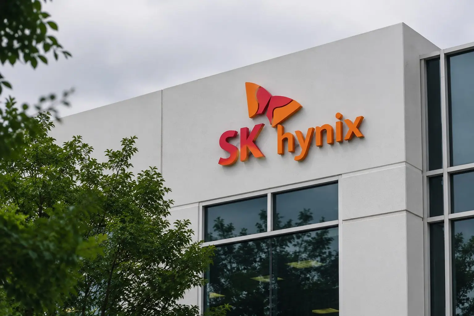 SK hynix (KRX:000660; NASDAQ:SKHY) gains 3.2% in Seoul; ADR premium nears 33%, setting higher earnings expectations