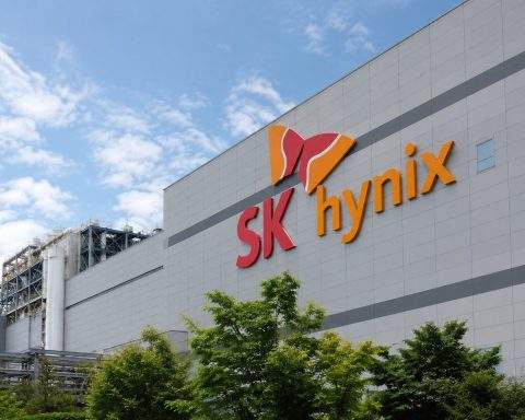 SK hynix (KRX:000660) jumps 170 trillion won as KOSPI chip rally weighs AI spending risks