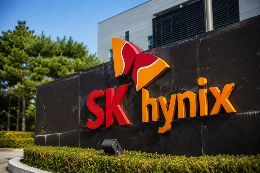 SK Hynix (KRX:000660) shares trade at a 28% ADR premium following $750 billion supply initiative