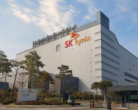 SK Hynix U.S. ADS premium narrows to 30% as Seoul shares close gap