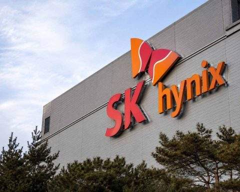 SK Hynix ADR Premium Points to Conversion Before Earnings