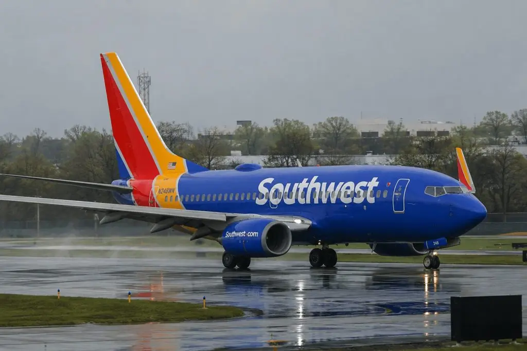 Southwest Airlines (NYSE:LUV) shares: 20% unit-revenue rise seen as unhedged fuel risk persists
