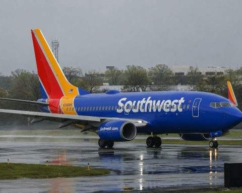 Southwest Airlines (NYSE:LUV) shares: 20% unit-revenue rise seen as unhedged fuel risk persists