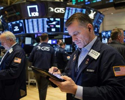 S&P 500 steadied by robust earnings; focus sharpens on chip sector concentration