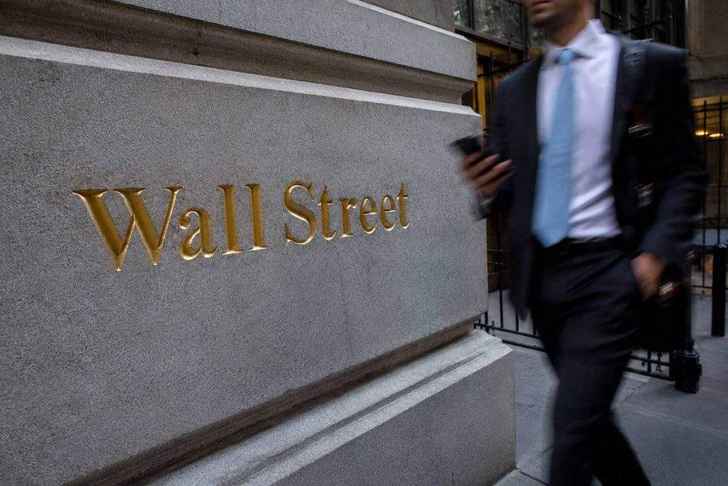 Wall Street Slips as Fed, Oil Impact Raises Challenges for AI Investments