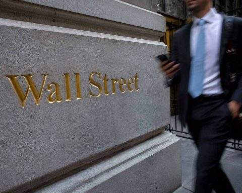 Wall Street Slips as Fed, Oil Impact Raises Challenges for AI Investments