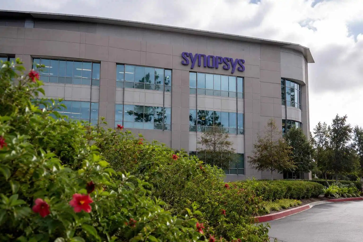 Synopsys (NASDAQ:SNPS) Approaches 52-Week Low; Debt Projection Brightens