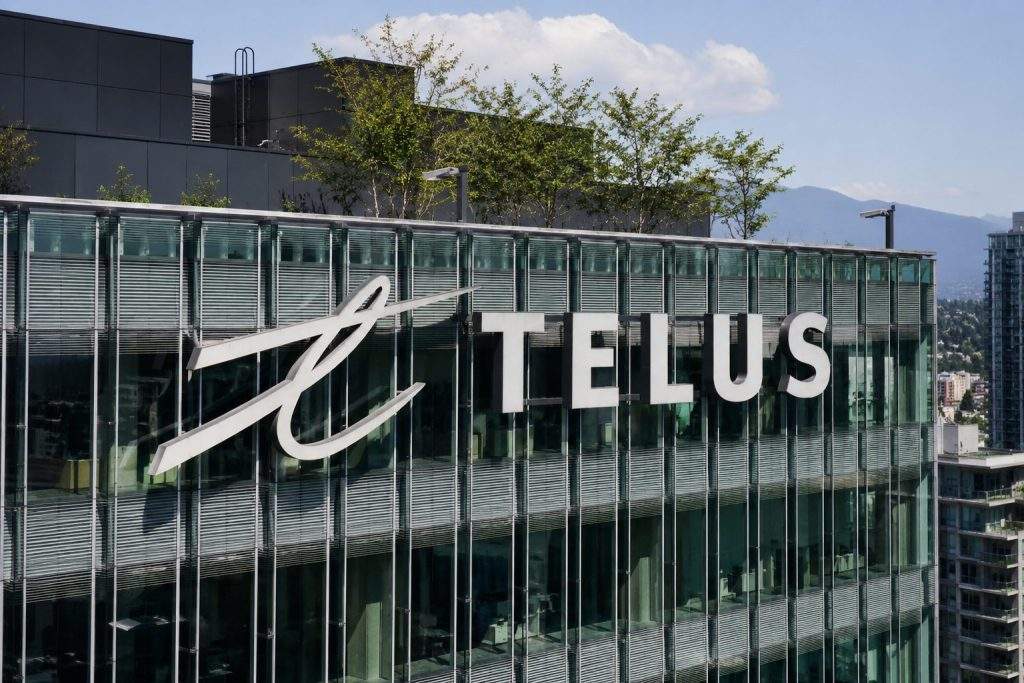 TELUS Corporation (TSE:T) drops after dividend adjustment narrows yield gap