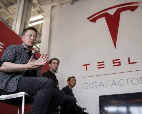 Tesla shares (NASDAQ:TSLA) drop by $214 billion as capital expenditures surpass operating cash flow – The Wall Street Journal