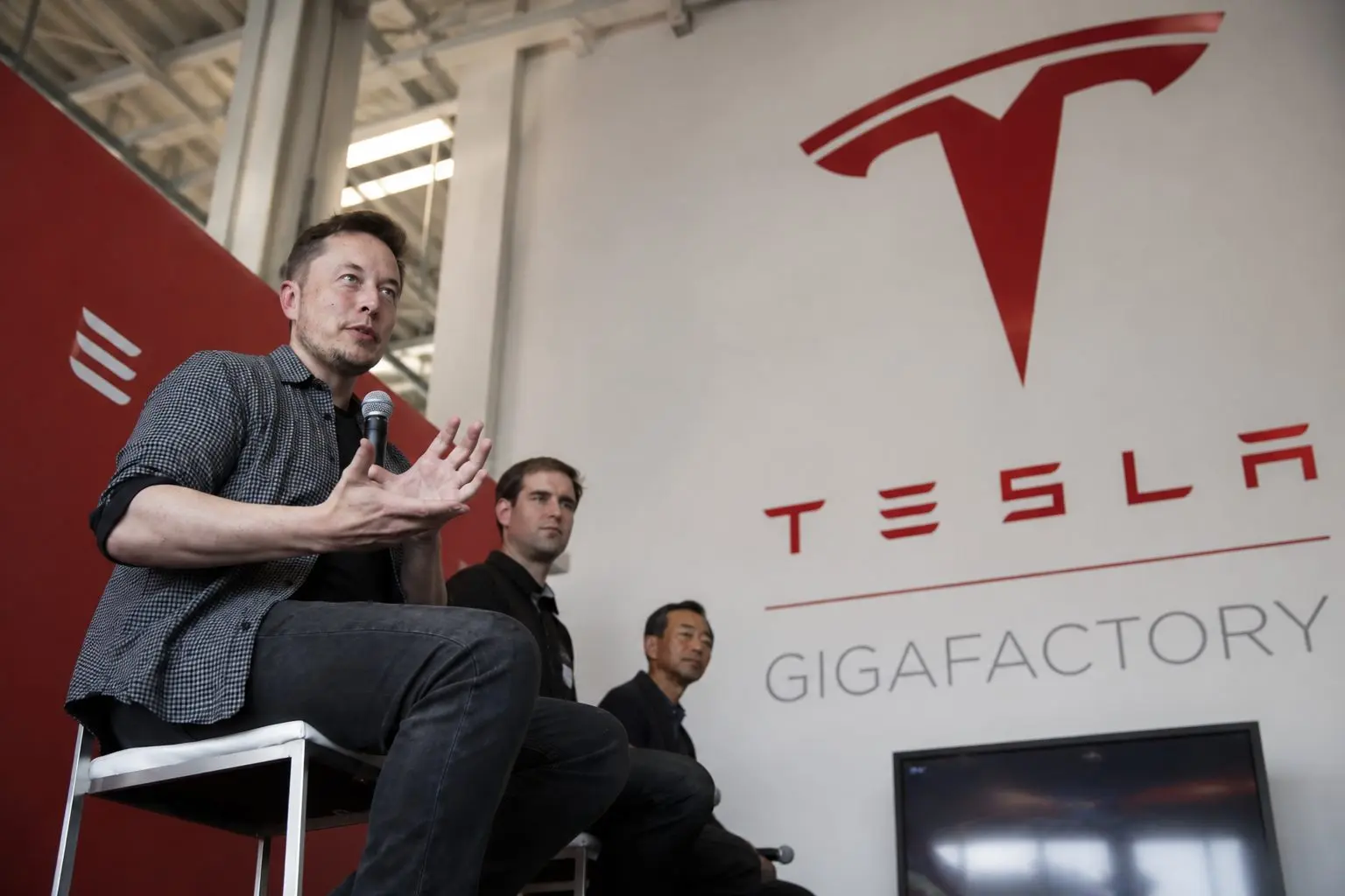 Tesla shares (NASDAQ:TSLA) drop by $214 billion as capital expenditures surpass operating cash flow – The Wall Street Journal