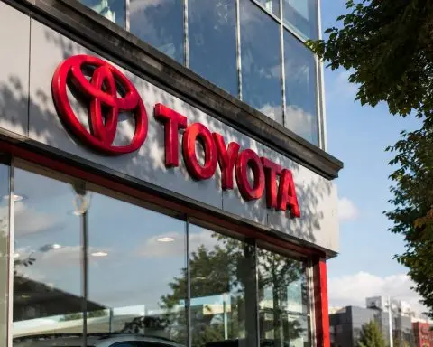 Toyota Shares Edge Toward ¥700 Billion Amid Weak Yen Ahead of BOJ Decision