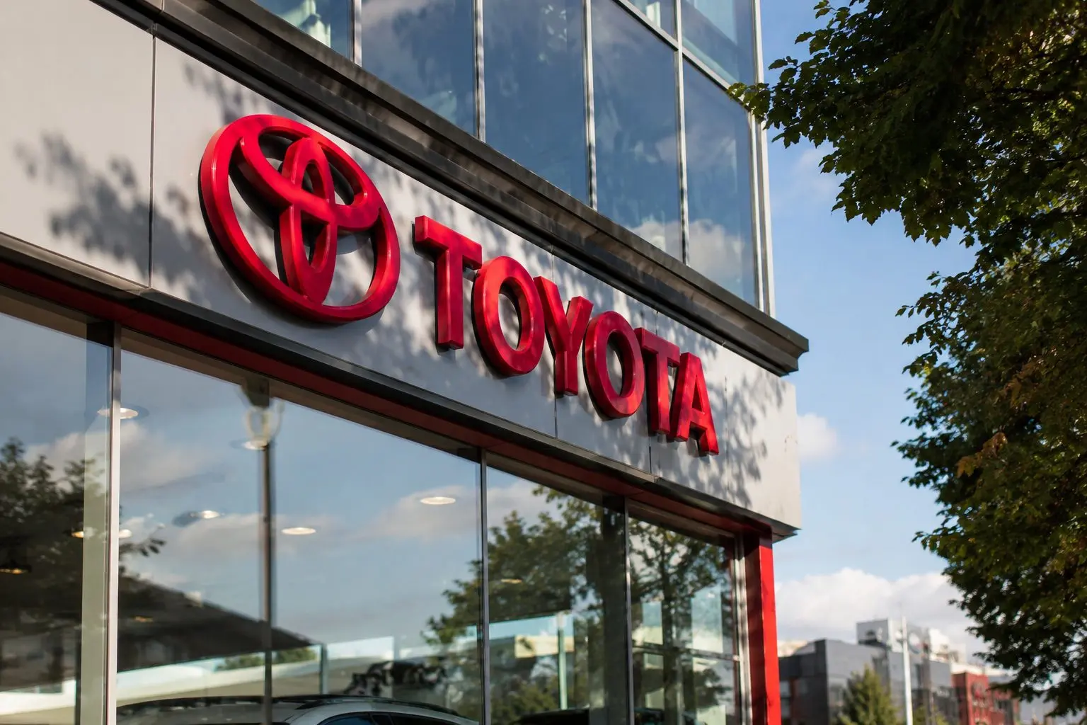 Toyota Shares Edge Toward ¥700 Billion Amid Weak Yen Ahead of BOJ Decision
