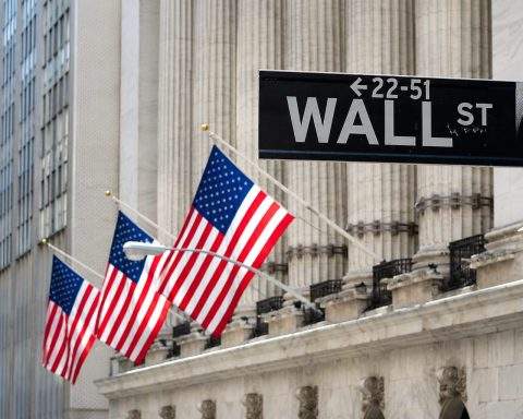 US stock futures drop after oil move sparks 6-point gap between energy and travel