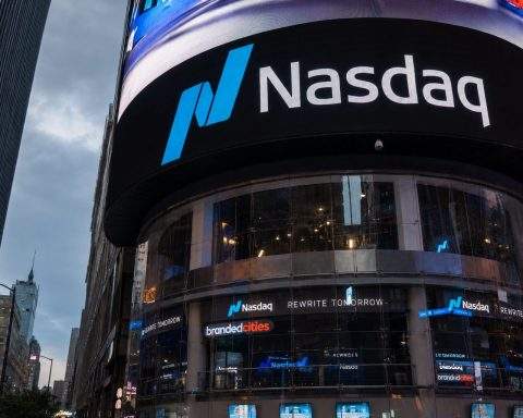 Nasdaq Rises in U.S. Trade, Led by Chip Stocks Despite Broader Weakness