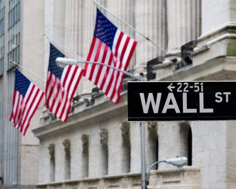 Wall Street ends lower; chip decline highlights S&P 500 concentration risk